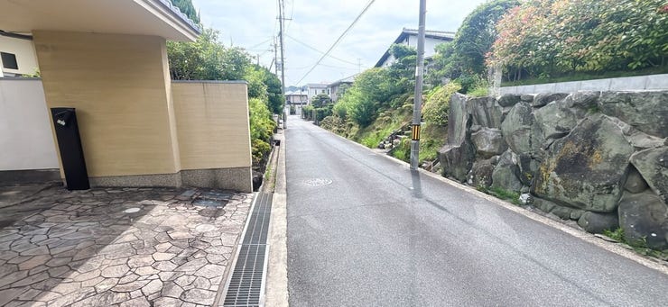 広々とした前道で車の出し入れもスムーズにできます。(現況は上物ありますが更地での引き渡しとなります)