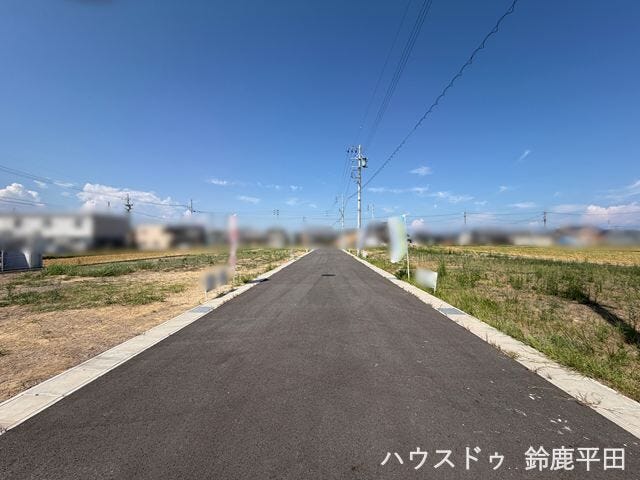 【南西側幅員約6.0m前面道路】ゆとりある道幅で安心して車の走行ができます。(2026年8月24日 撮影)