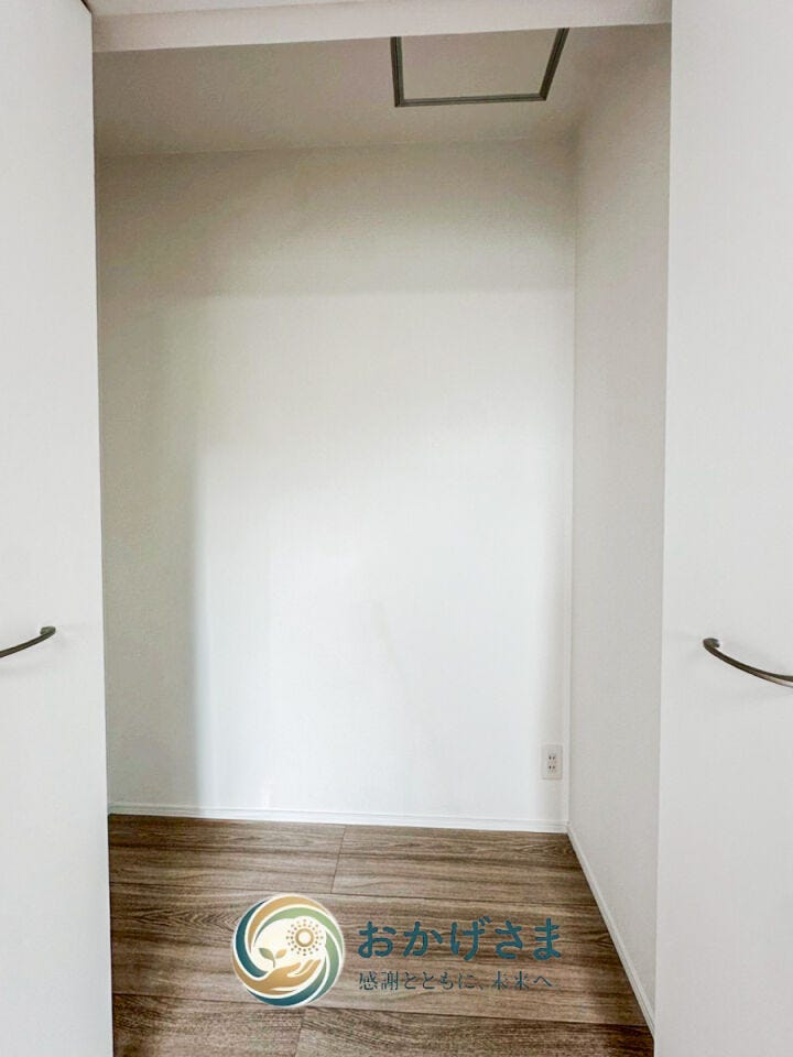 【収納】
奥行きがあり、季節物の荷物や大型用品も楽々収まる納戸。住空間をスマートに広げられる便利な設備です。