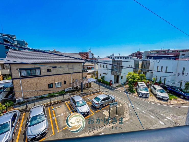 【眺望】
バルコニーからの心地よい眺望。周囲に高い建物がなく、開放的な街並みと広い空を見渡すことができます。