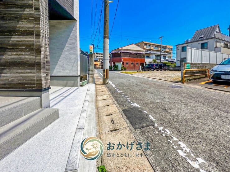 【前面道路】
青空に映える平坦で歩きやすい前面道路。周辺は視界が開けており、車の出し入れも安心して行えます。