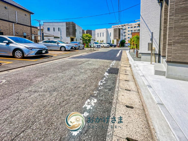 【前面道路】
すっきりと整備された、見通しの良い前面道路。交通量が少なく静かな環境のため、日々の生活も快適です。