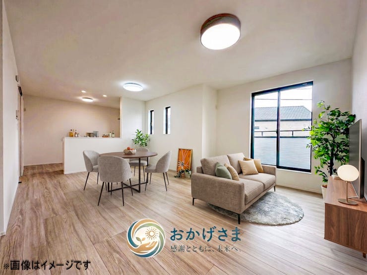 【リビング】
家具の配置イメージが広がるお洒落なLDK。明るい木目のフローリングが温かみのある空間を演出します。