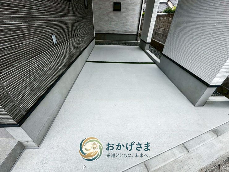 【駐車場】
天候を気にせず出し入れができる便利なビルトインガレージ。奥には自転車なども駐輪可能です。