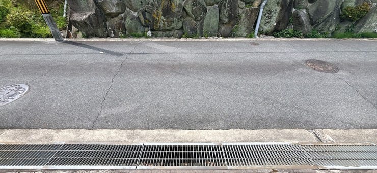 前面道路が広く、毎日の通行も快適です。(現況は上物ありますが更地での引き渡しとなります)