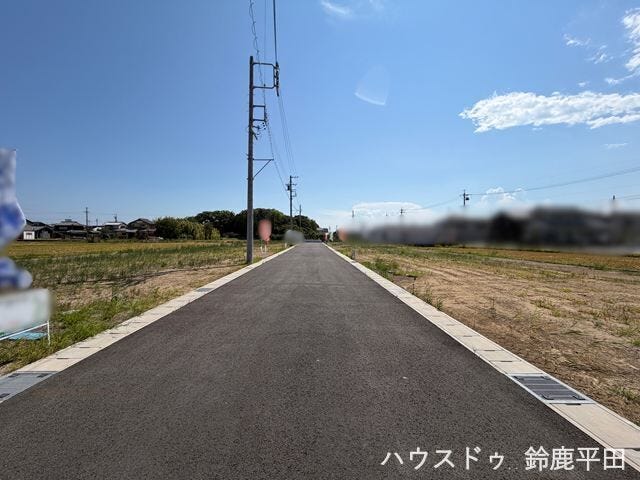 【北西側幅員約6.0m前面道路】ゆとりある道幅で車の駐車がスムーズにできます。(2026年8月24日 撮影)