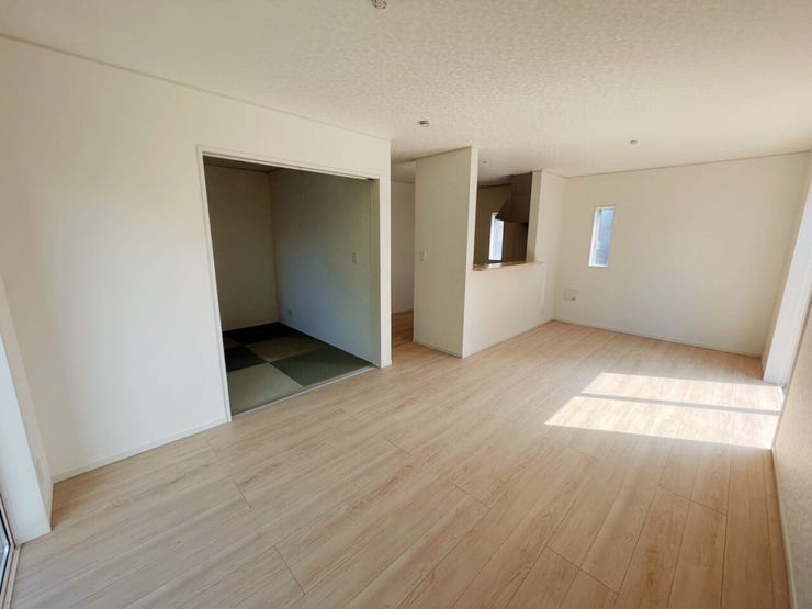 \光と風が心地よく巡るリビング/
家族が自然と顔を合わせる開放的な空間設計。ゆとりある広さで家具の配置もしやすく、毎日を快適に過ごせます。
