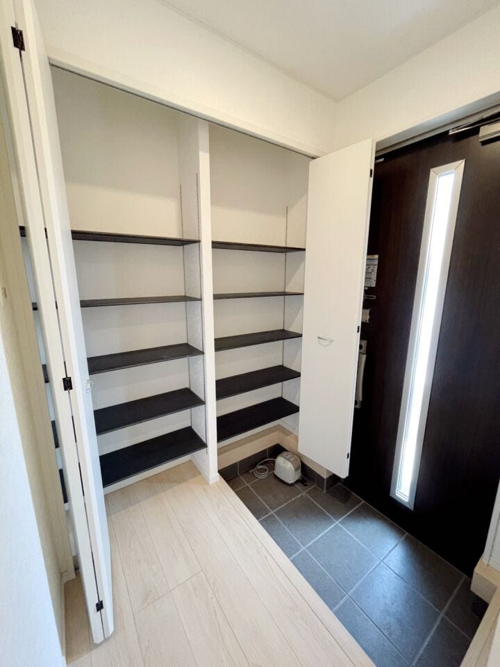\住まいの第一印象を彩る玄関/
ゆとりある空間設計で、家族の「いってきます」と「ただいま」を心地よく迎えます。収納力も備え、すっきりとした玄関を保てます。