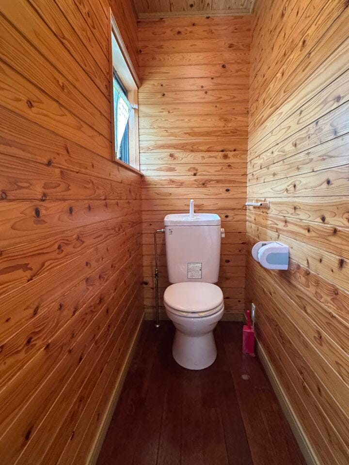■2階トイレです。こちらも木の素材を取り入れたトイレ空間は、リラックス効果が高く、温もりのある落ち着いた空間を作ることができます■