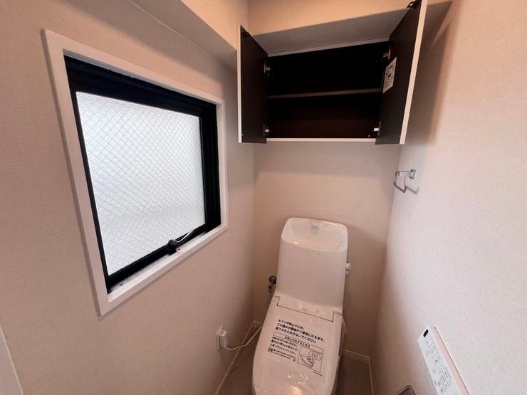 トイレ:温水洗浄便座付きのトイレです。窓があるため、自然換気が可能です。