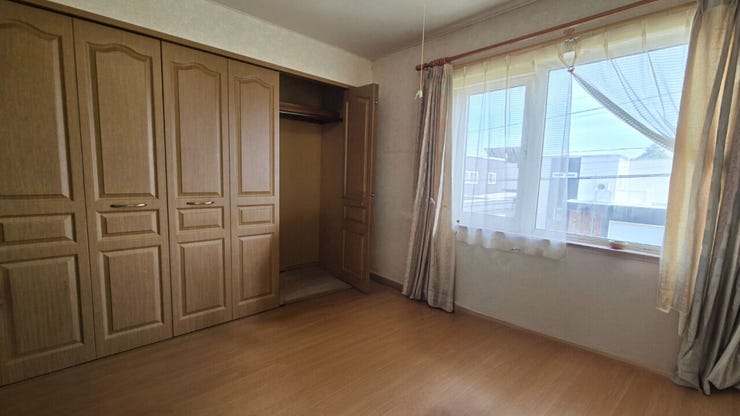【居住中のため家具削除し、CGで加工した室内写真】二階8畳洋室。大容量のクローゼットも完備しており、ご夫婦の主寝室として大変おすすめのお部屋です 。