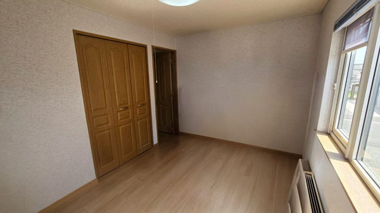 【居住中のため家具削除し、CGで加工した室内写真】二階南西側洋室。お部屋をすっきりと保てるクローゼットが配置されており、無駄なく広々とお使いいただけます。