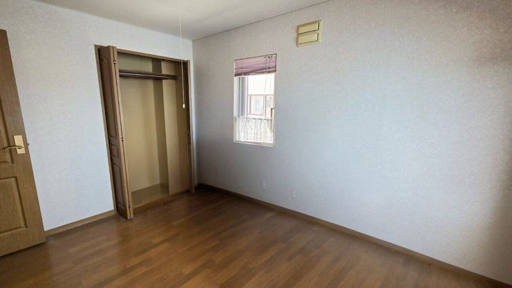 【居住中のため家具削除し、CGで加工した室内写真】二階北側洋室。各居室に独立性があり、プライベートな時間を落ち着いて過ごせるお部屋です。