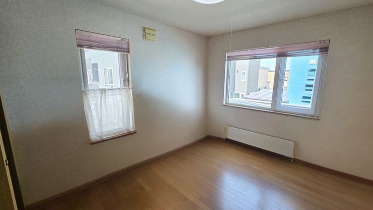 【居住中のため家具削除し、CGで加工した室内写真】二階北側洋室。2箇所の窓から安定した優しい光が差し込む明るい空間です。優れた通風性で、空気の入れ替えもラクラク。