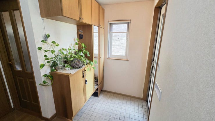【居住中のため家具削除し、CGで加工した室内写真】小窓から自然光が入り、明るく清潔感のある空間を演出してくれます。空間を有効活用した収納により、限られたスペースでも圧迫感を与えません。