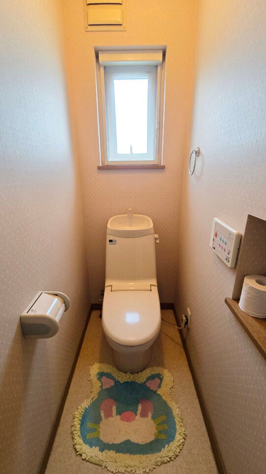 1階と2階のそれぞれにトイレが設置されています。忙しい朝の時間帯も、混雑することなくスムーズに使用できます。夜中にわざわざ階段を上り下りする必要がないのも嬉しいポイントです。