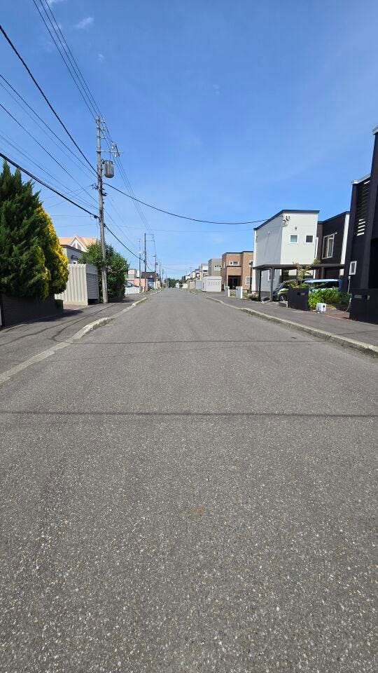 コンビニ、スーパー、ドラッグストアも車ですぐの好立地で、日々の買い物にも困りません。徒歩10分圏内に複数の公園があり、お子様の遊びやペットのお散歩を楽しめます。