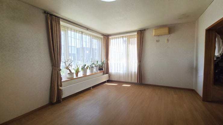 【居住中のため家具削除し、CGで加工した室内写真】大きな出窓からたっぷりと自然光が注ぎ込む、明るく心地よいリビング空間です。家族が集まり、ゆったりと寛げます。