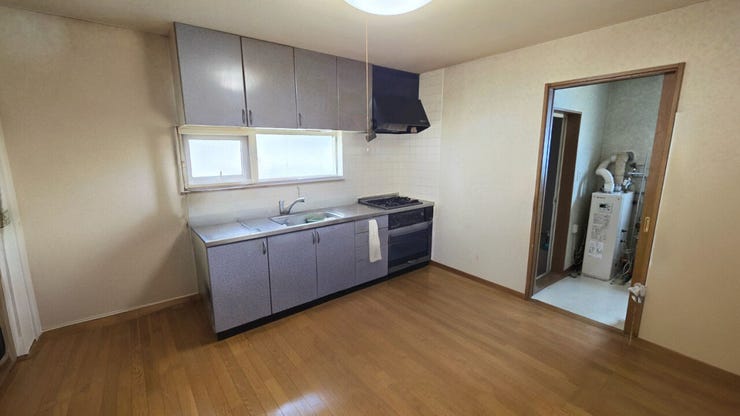 【居住中のため家具削除し、CGで加工した室内写真】開放感のある広々としたキッチンスペース。シンク前には窓が配置されており、手元を明るく照らしながら気持ちよくお料理が楽しめます。