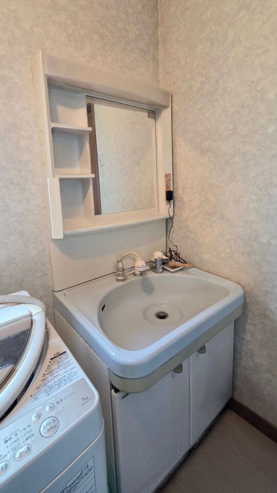 【居住中のため家具削除し、CGで加工した室内写真】鏡横に収納棚を完備した、使い勝手の良い洗面台。朝の忙しい時間帯の身支度やヘアセットも、快適かつスムーズに行えます。