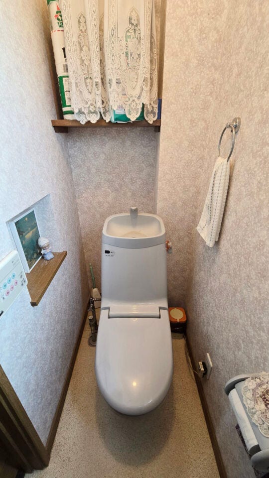 清潔感のある、すっきりとした印象のトイレ空間です。手洗い一体型のタンクを採用しているため、使用後すぐにその場で手が洗えて衛生的です。