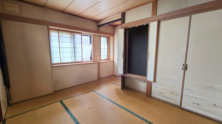 【居住中のため家具削除し、CGで加工した室内写真】リビング隣接の和室。家族の気配を感じながら、思い思いの時間をゆったりと過ごせます。