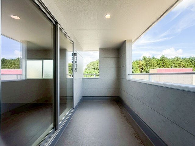 ■インナーバルコニー
インナーバルコニーは屋根付きで天候の影響を受けにくく、プライバシーを確保しながら室内と一体化した快適な空間を提供します?