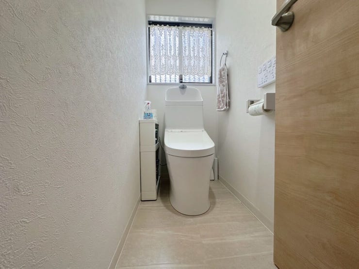 ■トイレ
トイレ関係の設備も一新されています。もちろん温水洗浄機能付き便座です。気になる水周り関係が新しくなっていると、気持ちよく新生活が始められますね。