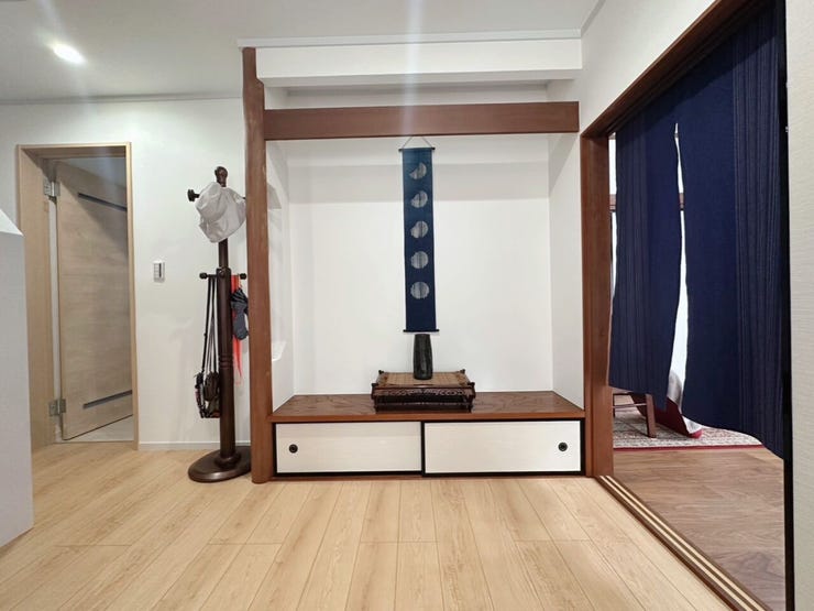 ■玄関
玄関の正面には、お気に入りの雑貨や季節の草花を美しく引き立てる和モダンな飾り棚をデザイン。ゲストを最初におもてなしする、この家ならではの「粋な演出」です。