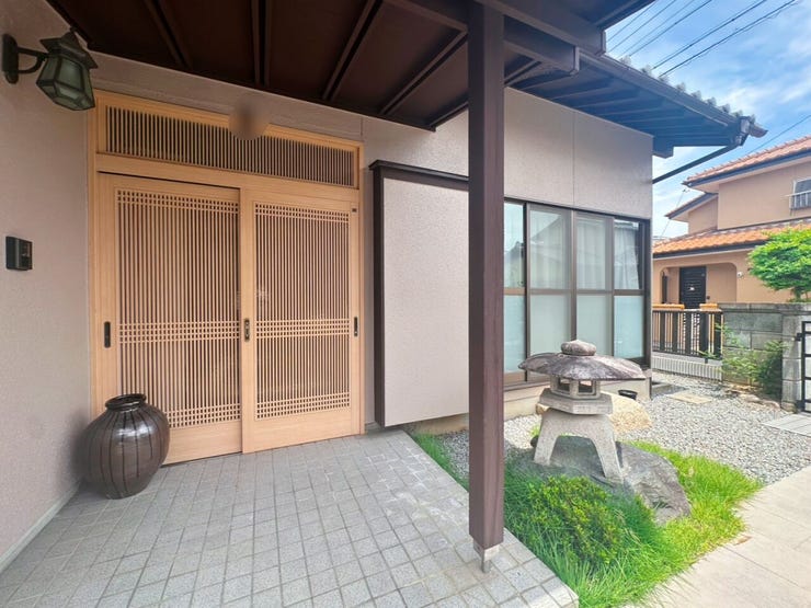 ■玄関
玄関扉には便利な網戸を完備。防虫対策をしながら扉を開けておけるため、エアコンに頼りすぎず、心地よい自然の風が家の中を抜けます。