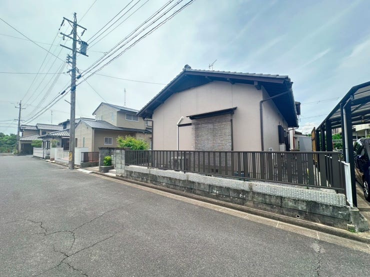■前面道路
物件の前面道路はゆとりある幅員が確保されているため、縦列駐車への進入もスムーズです。運転や駐車に自信がない方でも、毎日ストレスなくお車を出し入れしていただけます。