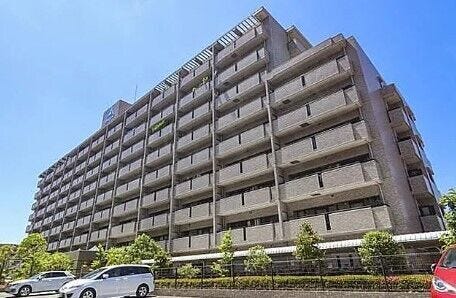 【外観】
●南向きで採光・通風・眺望良好♪
●徒歩圏内に生活施設多数あり◎