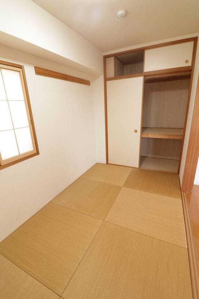 4.5畳和室です。
お客様用のお部屋としてもご使用いただけます。