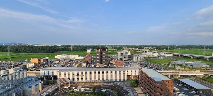東側バルコニーからの眺望です。
万博記念公園駅を見下ろすことができます。