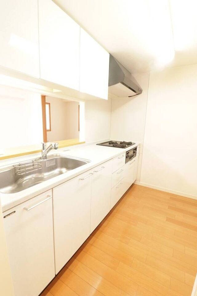 キッチンは吊戸棚がついており、使い勝手が良いです。