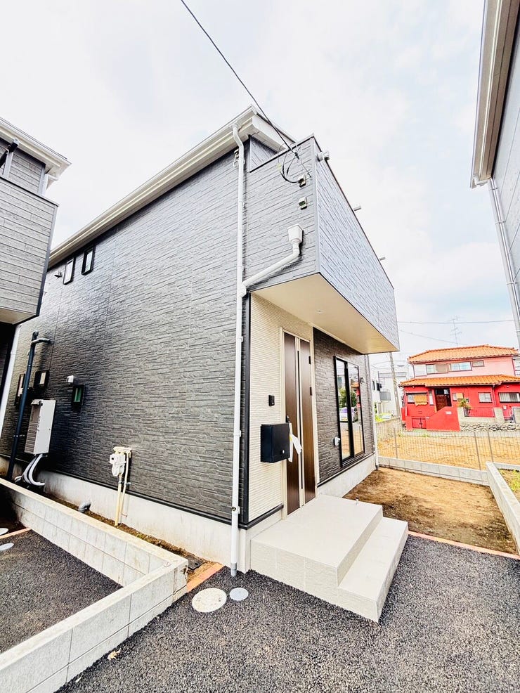 【外観】
【モダンな外観】シックなグレーの外壁が目を引く、スタイリッシュな2階建て。アクセントの木目調ドアが温かみをプラスします。広々としたポーチは雨の日でも濡れにくく、日々の出入りも快適です。