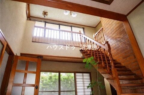 玄関前吹抜け