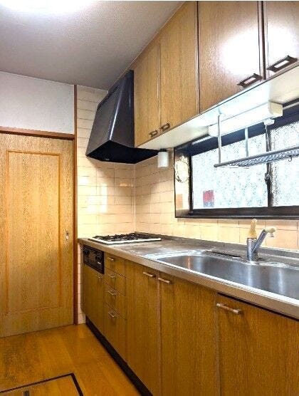 落ち着いた木目調がやさしいキッチン。窓から光が入り、家事動線も良好で使いやすい空間です。