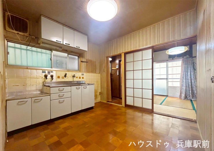 【リビング】
◇調理から配膳、片付けまでの動線が短く、日常の家事をスムーズにこなせる設計です。1階の各洋室への移動もスムーズで、生活の中心として機能的に使っていただけます。