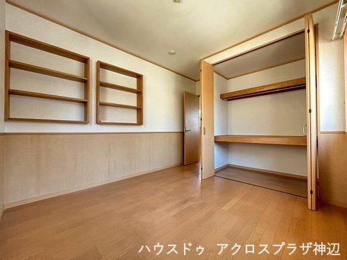 【洋室5.6帖】ベッドや勉強机を置いても、ゆとりのある広さです。