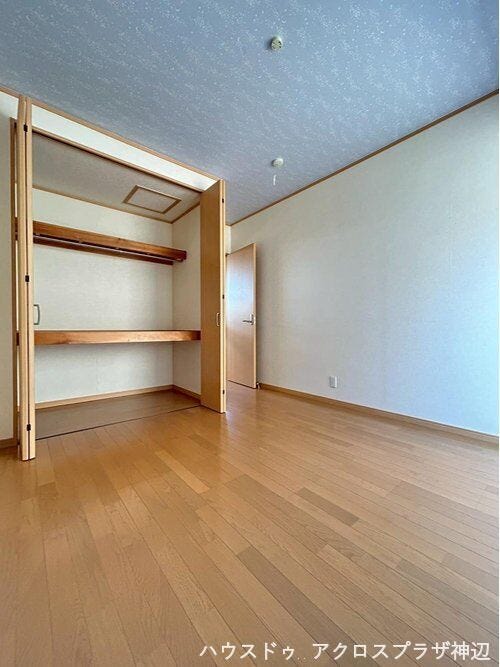 【洋室5.6帖】自然光がたっぷりと差し込む明るく開放感のあるお部屋です。