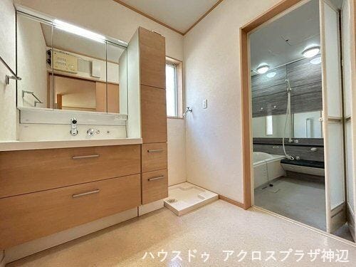 【洗面室】洗剤やタオルなどを収納できるので、いつでも片付いた状態をキープできます。