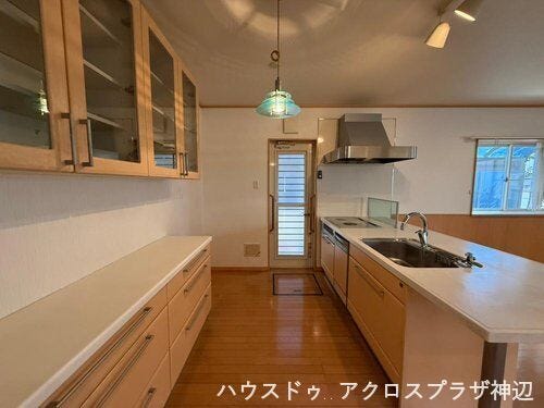 【キッチン】キッチンから直接外へ出られる勝手口を配置。お料理で出た生ごみを室内に溜めることなく外のゴミ箱へ。キッチンを常にクリーンに保ちます。