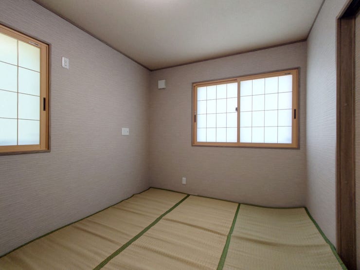 室内(2026年9月)撮影
◎本日案内可能◎
障子からはやわらかい光が差し込み、お部屋を優しく包み込みます♪畳の香りに癒されながら、ゆったりと流れる時間を楽しめる和室です♪
