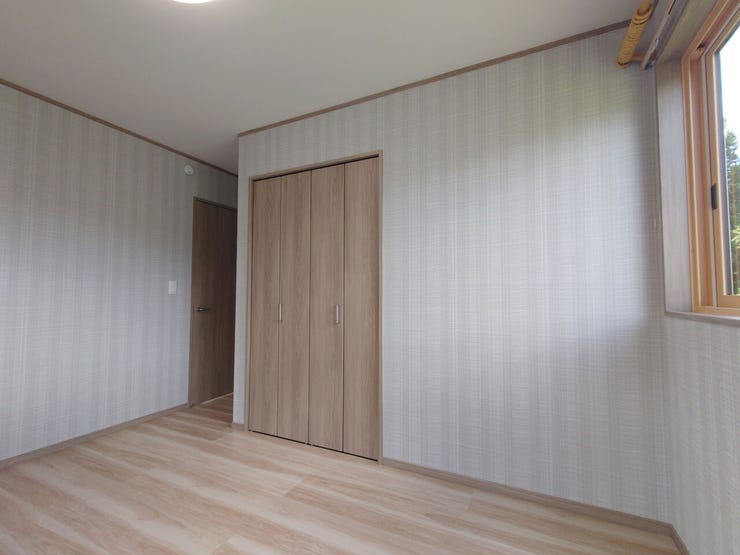 室内(2026年9月)撮影
◎本日案内可能◎
間口が広く開く折れ戸タイプの収納付きで、衣類や日常の荷物をまとめてしまっておけます◎