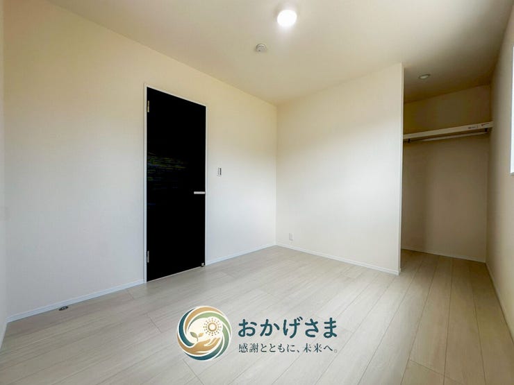【洋室】
黒いドアが空間を引き締めるモダンな洋室。ウォークインクローゼット付きで、お部屋をすっきりと保てます。