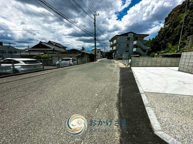 【前面道路】
車の出し入れがしやすいゆとりある前面道路。周辺は落ち着いた雰囲気で、静かな暮らしが叶う環境です。
