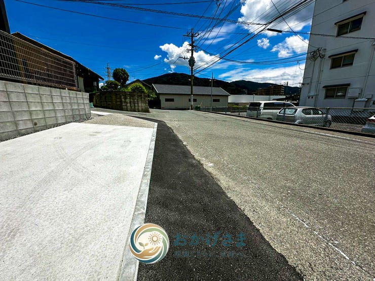 【前面道路・駐車場前】
見通しが良く、スムーズに駐車できる前面道路。青空が広がる開放的な立地も魅力的なポイントです。