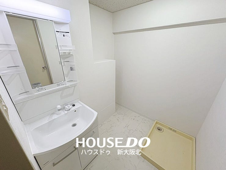 ■鏡の両側にたくさんの収納棚がついた洗面台!
■欲しいものをサッと取り出せるので、忙しい朝の身支度もはかどりそうですね!