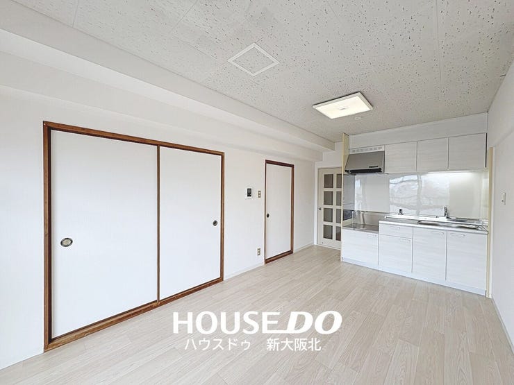 【外観】
■明るい床材が印象的なリビング!
■キッチンまで一直線につながるすっきりとした空間で、家具の配置もしやすいお部屋です♪